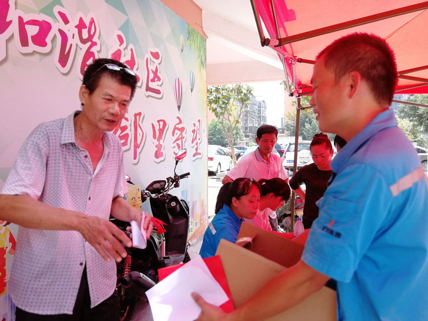 居民現場購買曠能燃氣灶_副本.jpg